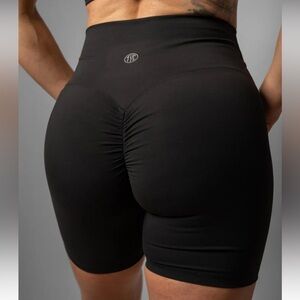 5" NEW Effortless Scrunch Shorts - Black large no front seam soft